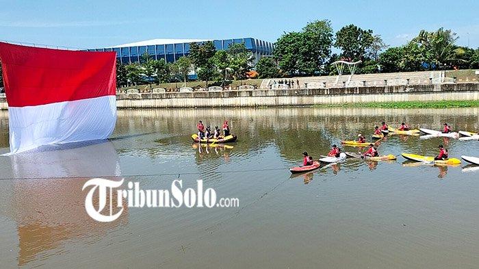 Upacara detik-detik Proklamasi di Bendung Tirtonadi Solo, Rabu (17/8/2022). Bendera berukuran 12 meter x 8 meter dibentangkan dalam prosesi itu. Dalam kesempatan itu, Korsp Peduli Sungai Solo Raya juga menyampaikan pesan dibalik upacara yang digelar di sungai ini. Yakni bahwa sungai di Solo Raya belumlah merdeka. Terbukti limbah dan sampah masih masuk ke sungai.