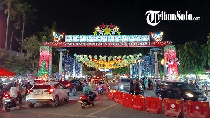 Suasana malam di sekitar Balai Kota Solo dan Pasar Gedhe Solo.