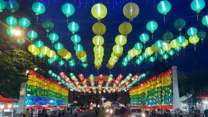 ILUSTRASI - Lampion Imlek terpasang di Kawasan Pasar Gede Solo, Jawa Tengah, Jumat (24/1/2025). Tahun 2026 ini lampion Pasar Gede Solo akan menyala hingga momen lebaran 2026. (KOMPAS.com/Labib Zamani)