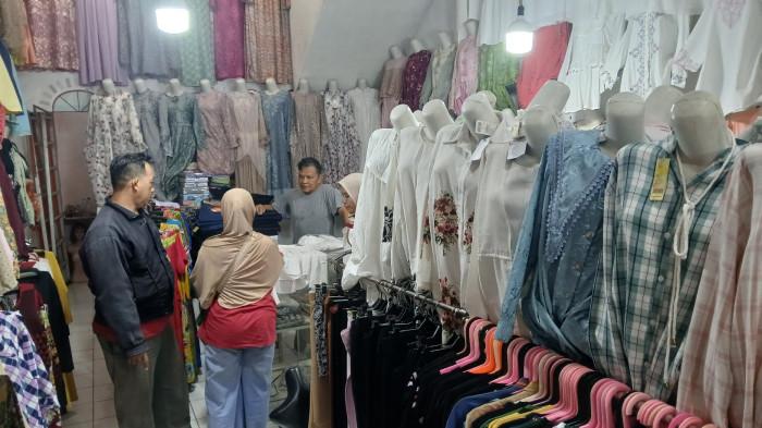 BELANJA LEBARAN - Suasana toko baju di Pasar Wage Purwokerto, Kabupaten Banyumas, Jawa Tengah, Jumat (27/2/2026). Belanja baju Lebaran di pekan kedua Ramadan 2026 di pasar tersebut masih landai.