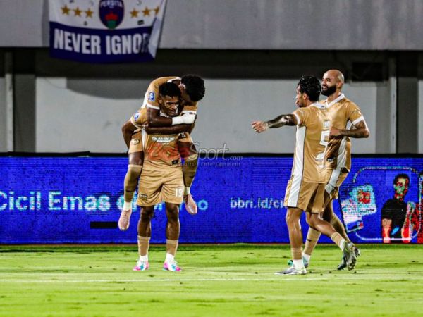 Ricky Kambuaya (kiri) sedang melakukan selebrasi seusai mencetak gol dalam laga pekan ke-23 Super League 2025/2026 antara Persita Tangerang versus Dewa United FC di Stadion Indomilk Arena, Tangerang, Banten, Kamis (26/2/2026).