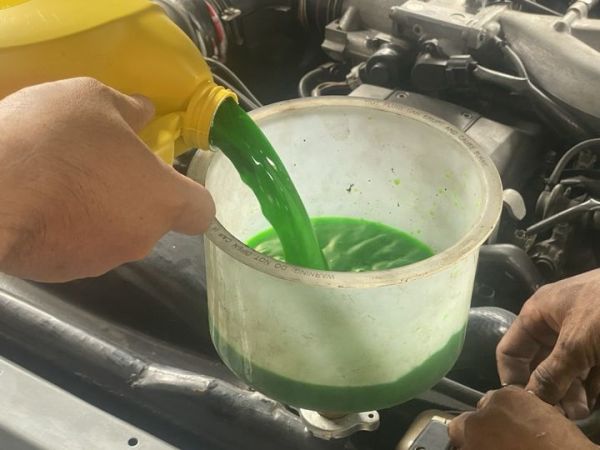 Ilustrasi kuras radiator mobil bekas