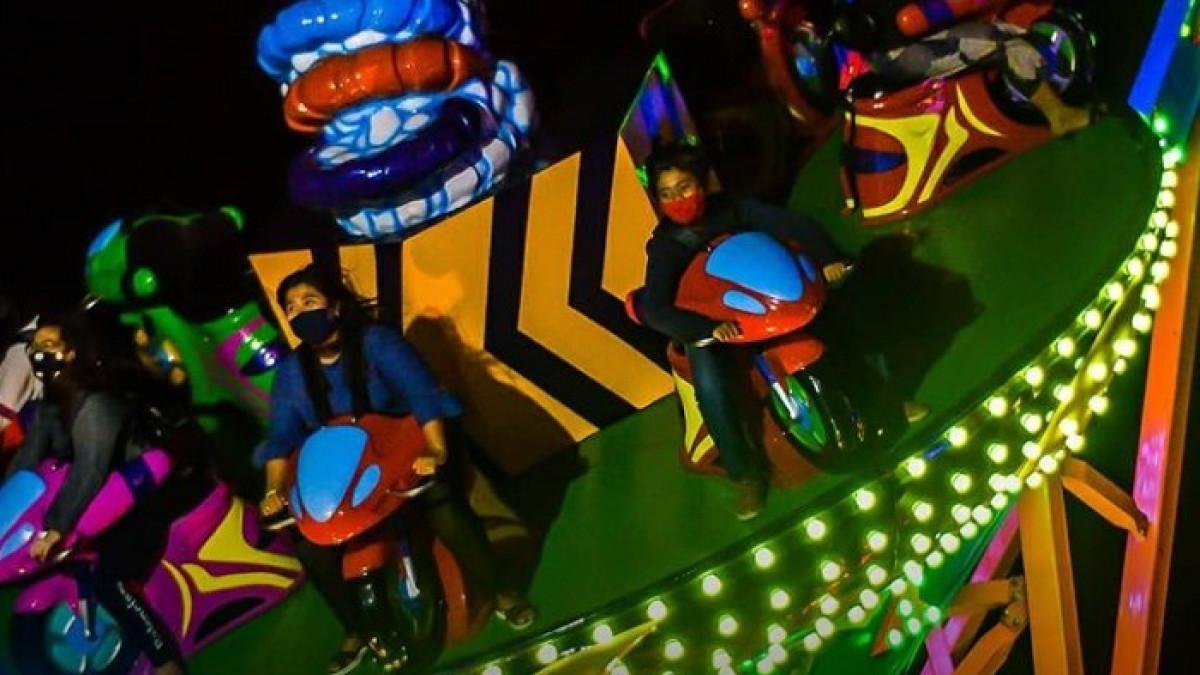 Pengunjung tengah menikmati salah satu wahana di Batu Night Spectacular, Batu, Jawa Timur.