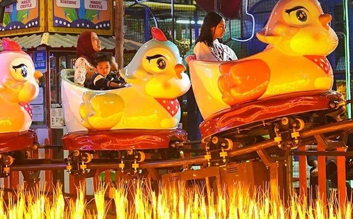 Pengunjung tengah menikmati salah satu wahana di Batu Night Spectacular.