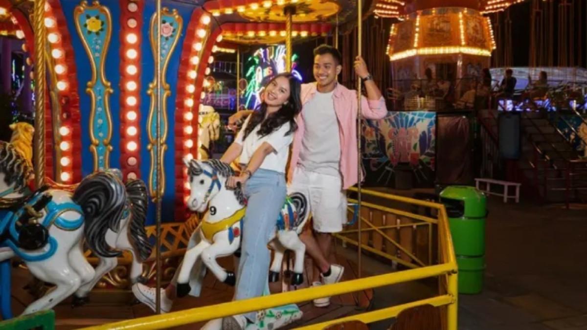 Wisatawan naik wahana komidi putar di Batu Night Spectacular, Kota Batu, Jawa Timur.