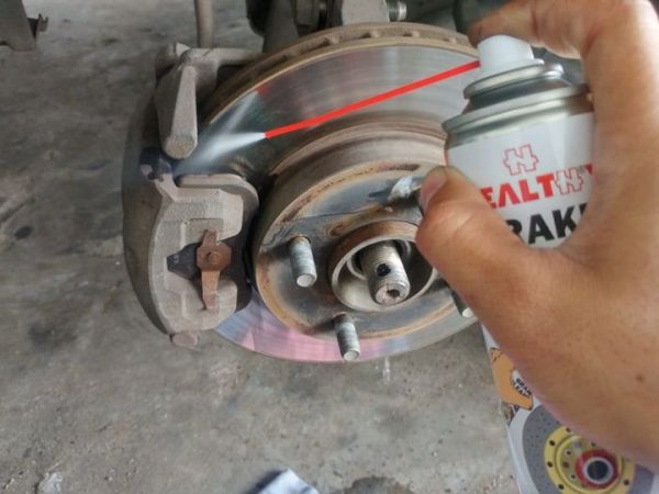 bersihkan rem dengan menyemprotkan brake cleaner