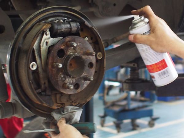 Membersihkan rem dengan brake cleaner