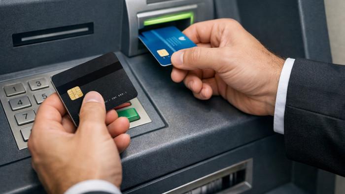 PENIPUAN - Ilustrasi penipuan bermodus tukar kartu ATM. Seorang warga asal Berau, Kalimantan Timur, bernama Ismail, harus merelakan tabungannya sebesar Rp 45 juta amblas setelah terpedaya oleh kelihaian komplotan penipu modus tukar kartu ATM di Surabaya, Jawa Timur pada Rabu (14/1/2026).