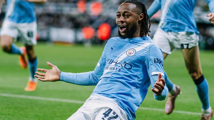 SELEBRASI - Pemain Manchester City, Antoine Semenyo, merayakan gol ke gawang Newcastle United pada pertandingan leg 1 semifinal Carabao Cup, Rabu (14/1/2026) di St. James Park.