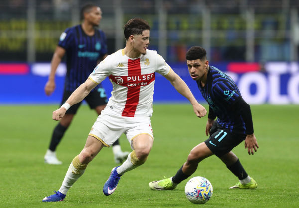 MILAN, ITALY - FEBRUARY 28: Vitinha of Genoa CFC is pressured by Luis Henriqueof FC Internazionale during the Serie A match between FC Internazionale and Genoa CFC at Giuseppe Meazza Stadium on February 28, 2026 in Milan, Italy. (Photo by Marco Luzzani/Getty Images)