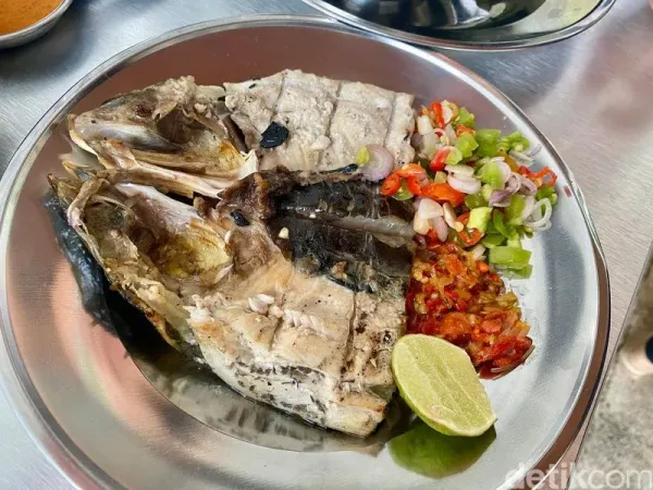 Warung Ijo: Gurihnya Juara! Sop Saudara Khas Makassar Pakai Buras Lembut