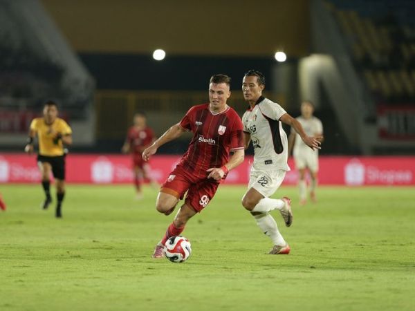 Suasana pertandingan Persis Solo vs Persik Kediri dalam lanjutan pekan ke-23 Super League 2025/2026 di Stadion Manahan, Solo, Minggu (1/3/2026)