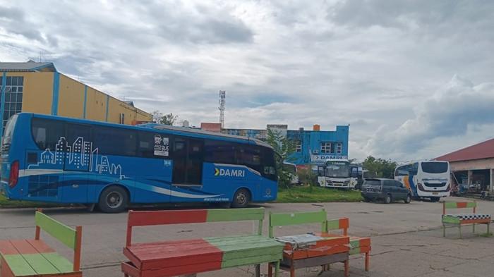 JADWAL DAMRI -Tampak aktivitas di Terminal Damri Tanjung Selor, belum lama ini. Silahkan catat jadwal dan trayek Bus Damri di Terminal Tanjung Selor hari ini, tersedia rute Berau dan Samarinda, pada Senin (2/3/2026). (TribunKaltara.com / Desi Kartika)