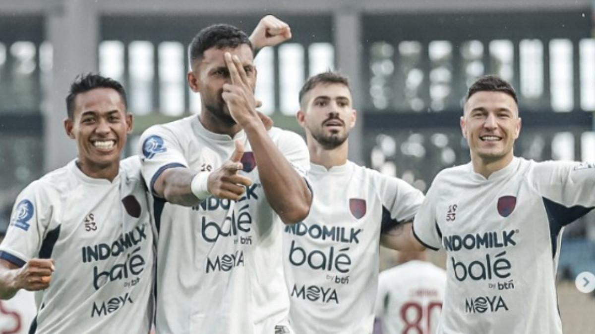 AKSI SELEBRASI - Persita Tangerang melakukan selebrasi setelah cetak gol kedua atas Persis Solo di Super League pekan ke-16 di Stadion Manahan Solo pada Minggu (4/1/2025)