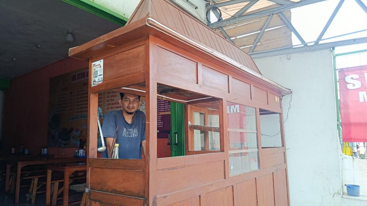 Anggi Pamungkas (26) pengusaha mie ayam dan bakso di Kecamatan Karangbahagia, Kabupaten Bekasi mengaku menjadi korban penipuan oleh Influencer berinisial PS saat ditemui di warungnya. Sabtu (28/2/2026)