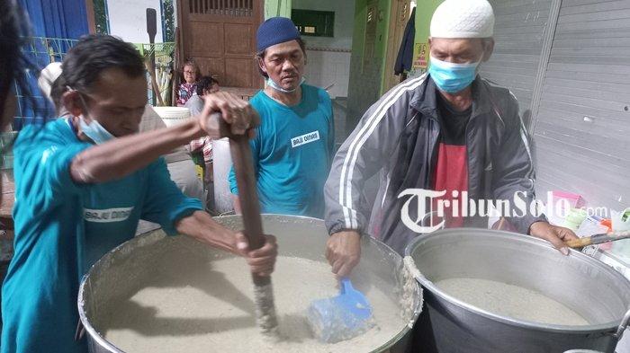 Proses pembuatan bubur samin di Masjid Darussalam Solo, Minggu (3/4/2022).