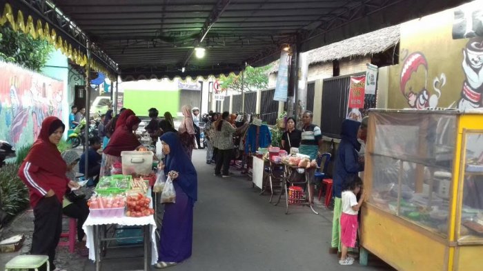 Suasana Bazar Kampung Ramadan di Laweyan, Solo, Rabu (31/5/2017)