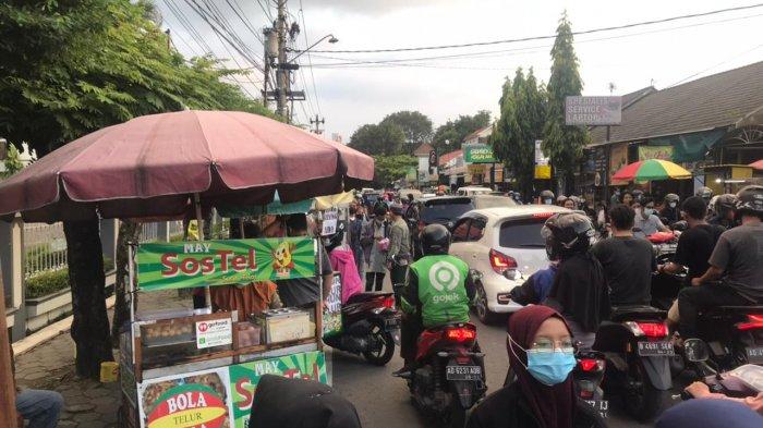 PASAR TAKJIL UMS - Suasana antrean takjil di Pasar Takjil UMS Sukoharjo, Sabtu (17/4/2021).