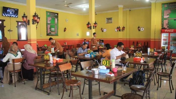 KULINER LEGENDARIS WONOGIRI - Salah satu outlet Bakso Titoti di Ngadirojo, Wonogiri, 2016 lalu. Begini sejarah bakso Titoti yang sudah buka cabang di Jakarta dan banyak kota. (Tribun Jogja/Hamim Thohari)