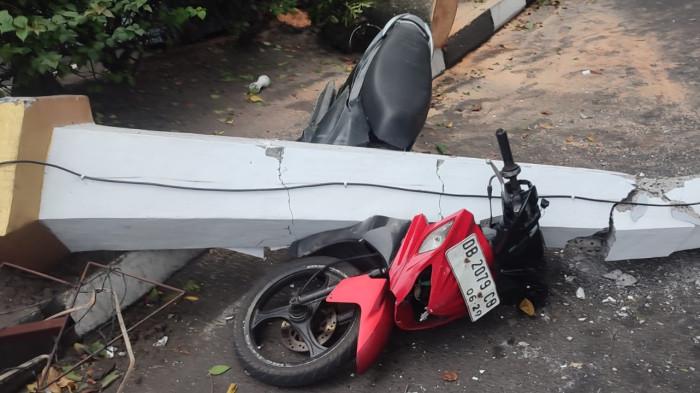 TERTIMPA - Kecelakaan dialami dua unit sepeda motor di Kota Bitung, Sulawesi Utara (Sulut), pada Minggu 1 Maret 2026. Motor Suzuki Next DB 2079 CO, yang dikendarai Yeremia Lionel Bulota dan motor NMax DB 2695 VN yang dikendarai Aprilia Politon membonceng Prislia Lok, tertimpa tiang lampu.