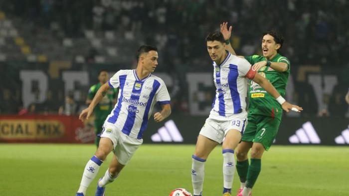 Aksi Eliano Reijnders (depan) dalam pertandingan pekan ke-24 Super League 2025-2026 Persebaya vs Persib di Stadion Gelora Bung Tomo, Surabaya, 2 Maret 2026.(KOMPAS.com/Suci Rahayu)