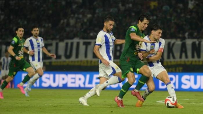 PERSEBAYA PERSIB - Pertandingan babak pertama BRI Super League pekan #24 antara Persebaya melawan Persib Bandung di Stadion Gelora Bung Tomo (GBT) Surabaya, Senin (2/3/2026) malam. (SURYA/HABIBUR ROHMAN)