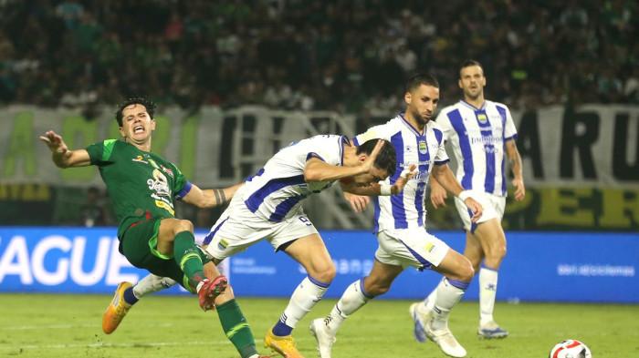 Pemain Persebaya Surabaya Bruno Moreira saat laga pekan ke-24 Super League 2025-2026 melawan Persib Bandung yang berakhir dengan skor 2-2 di Stadion Gelora BUng Tomo Surabaya, Senin (2/3/2026) malam.(KOMPAS.COM/SUCI RAHAYU)