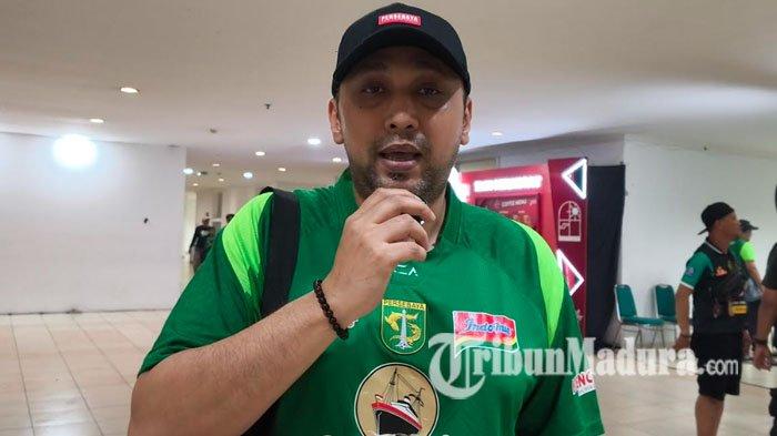 BONEK - Rifqi Gadi, Bonek asal Tenggilis, Surabaya, ketika ditemui usai laga Persebaya vs Persib Bandung di Stadion Gelora Bung Tomo (GBT) Surabaya, Jawa Timur, Senin (2/3/2026) malam. Laga lanjutan Super League 2025/2026 itu berakhir imbang 2-2.