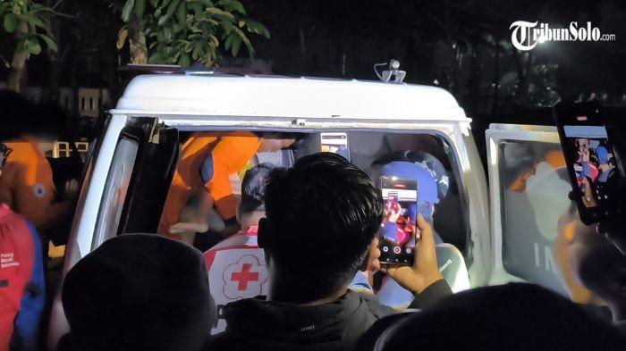 BAYI TEWAS - Seorang balita hanyut di sungai di wilayah Wonosari, Kabupaten Klaten, Jawa Tengah, pada Senin (2/3/2026). Korban berinisial ADS (2,5) ditemukan dalam kondisi meninggal dunia setelah terseret arus deras