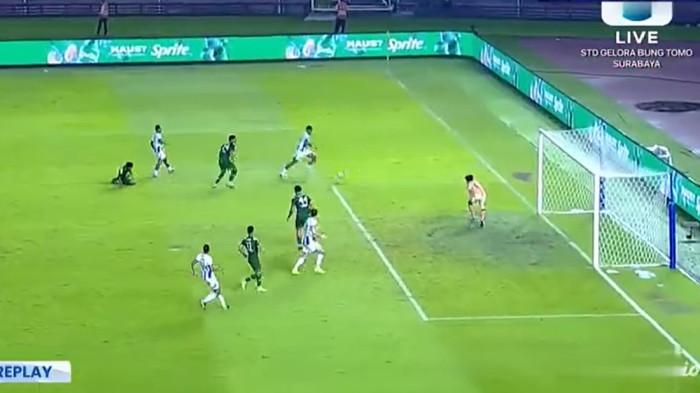 PROSES GOL - Proses terjadinya gol kedua Persib saat Berguinho mendapatkan bola mental dari Beckham Putra. Andrew Jung membalikkan skor jadi 2-1. Pertandingan Persib vs Persebaya ini dimainkan di Stadion Gelora Bung Tomo, Surabaya, Senin 2 Maret 2026.