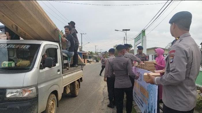 Brimob bagi takjil di KTT 02 03032026.jpg