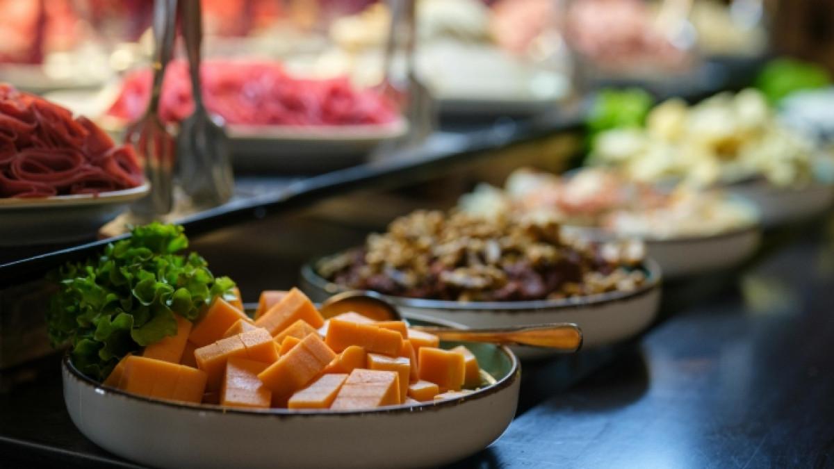 Ilustrasi buffet all you can eat untuk buka puasa Ramadan di hotel.