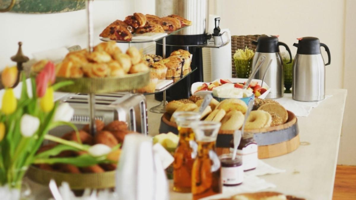 Ilustrasi buffet all you can eat untuk buka puasa Ramadan di hotel.