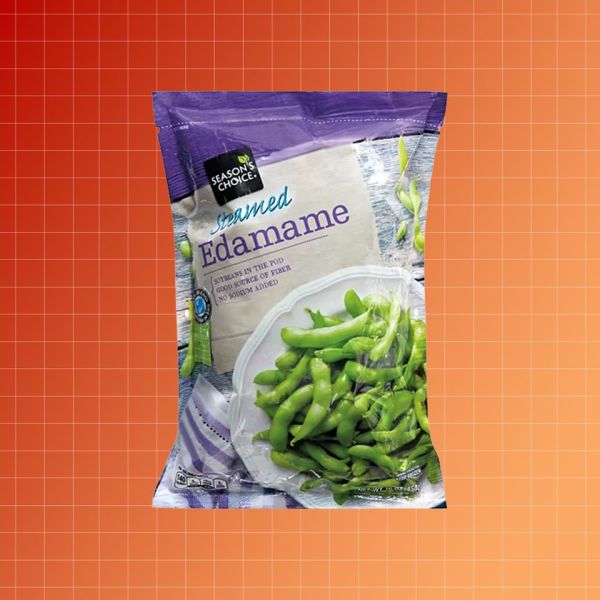 ग्रेडियंट बॅकग्राउंडमध्ये पॅक केलेले वाफवलेले एडामामे उत्पादन क्रेडिट: Aldi. इटिंगवेल डिझाइन.