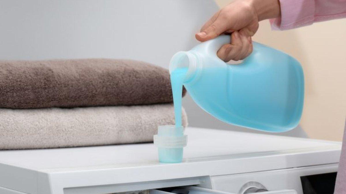 Ilustrasi penggunaan deterjen cair.