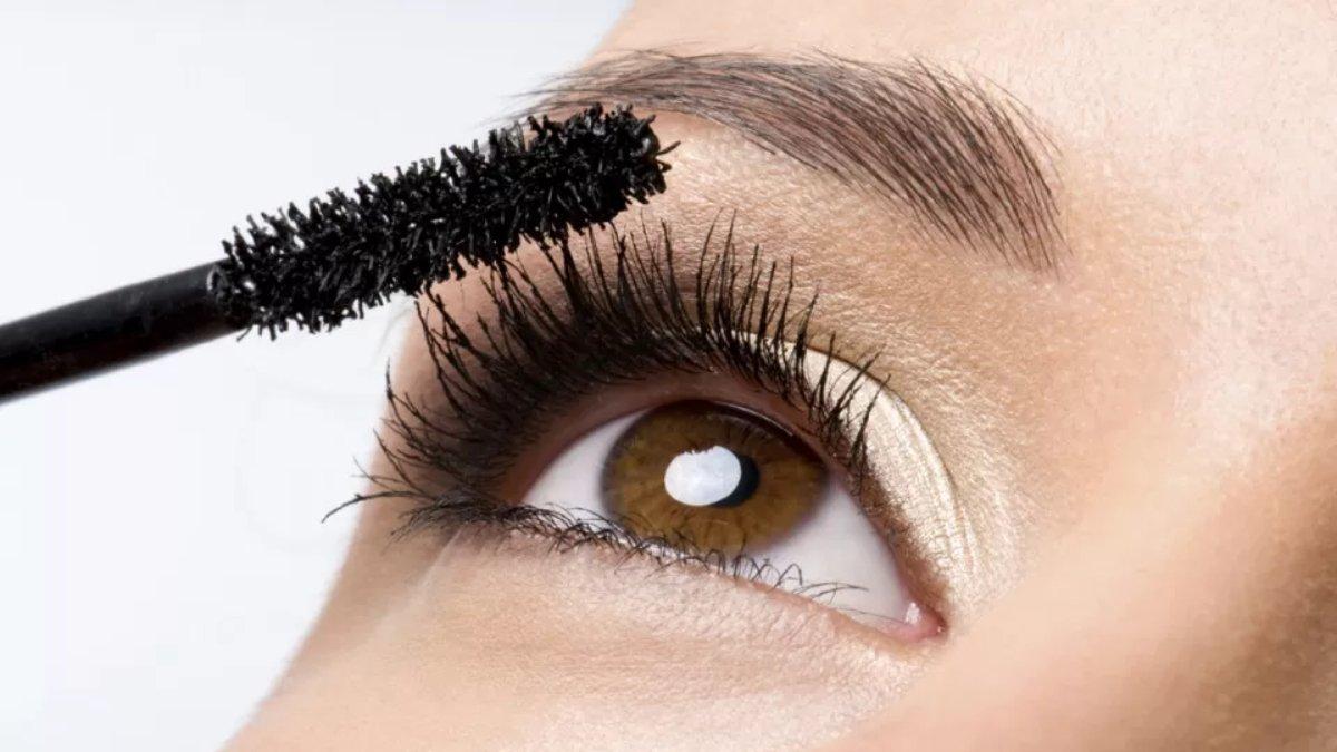 Memakai maskara agar merata dan tidak menggumpal