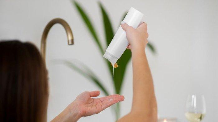 Ilustrasi mengucurkan sampo. 