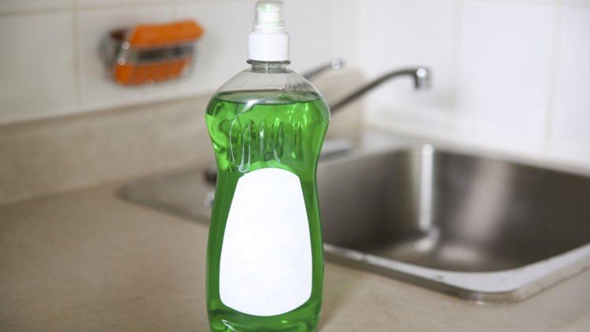Ilustrasi sabun cuci piring yang bisa membersihkan berbagai permukaan benda.