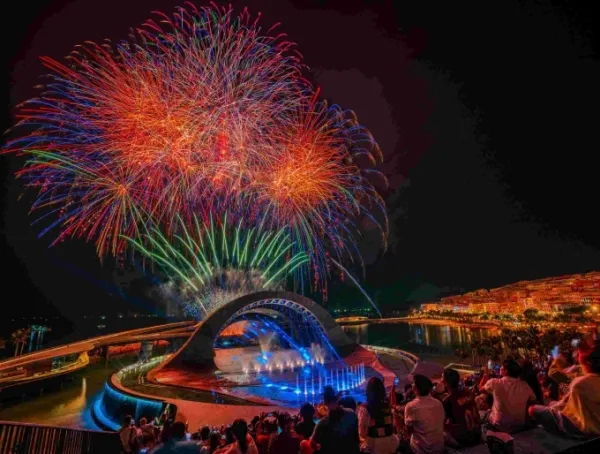 Phu Quoc सध्या प्रत्येक रात्री, वर्षभर दोन फटाक्यांच्या प्रदर्शनाचे आयोजन करते. फोटो सौजन्याने सन ग्रुप