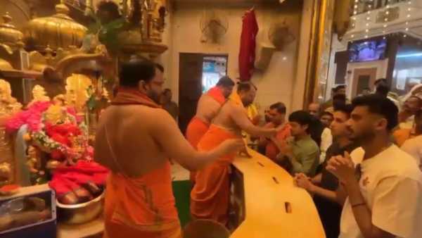 T20 World Cup 2026: Indian players reached Shri Siddhivinayak Temple before the semi-finals, took blessings from Bappa.