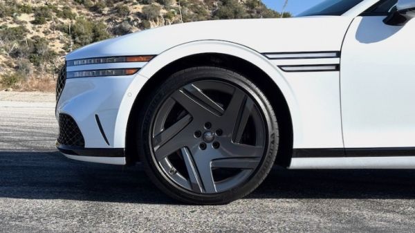 2026 Genesis G90 Prestige Black front wheel
