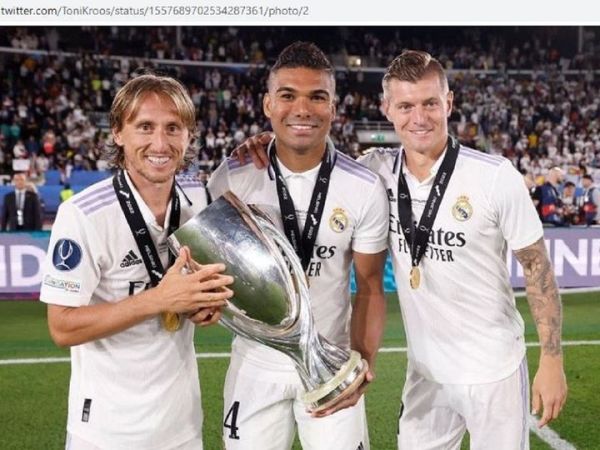 Luka Modric, Casemiro, Toni Kroos, ketika menjuarai Piala Super Eropa 2022.
