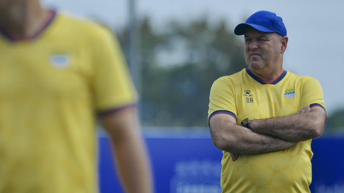PERSIB BANDUNG - Potret Bojan Hodak saat memimpin sesi latihan Persib Bandung.
