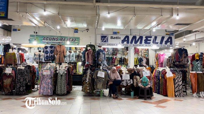 TAK ADA PEMBELI - Pedagang batik Pusat Grosir Solo (PGS) tampak menyibukkan diri dengan gawai di Solo, Jawa Tengah, karena sepi pembeli, Selasa (22/4/2025). Menjamurnya e-commerce sejak 2017 silam, membuat pasar tradisional makin sepi pembeli.