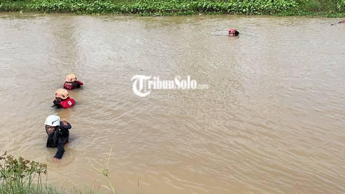 PENCARIAN. Suasana pencarian Saifulloh Yusuf Arfan (8) di sungai irigasi Desa Kenokorejo, Kecamatan Polokarto, Kabupaten Sukoharjo, Kamis (5/3/2026) siang. Dia pamit setelah waktu Zuhur.