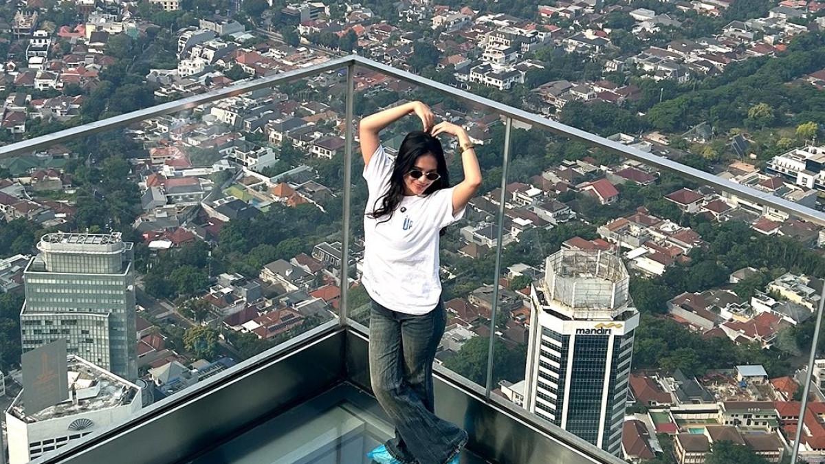 Nikmati pengalaman liburan berbeda di Jakarta dengan pemandangan 360° dari UP at Thamrin Nine, lengkap dengan atraksi menegangkan di Sky Garden.