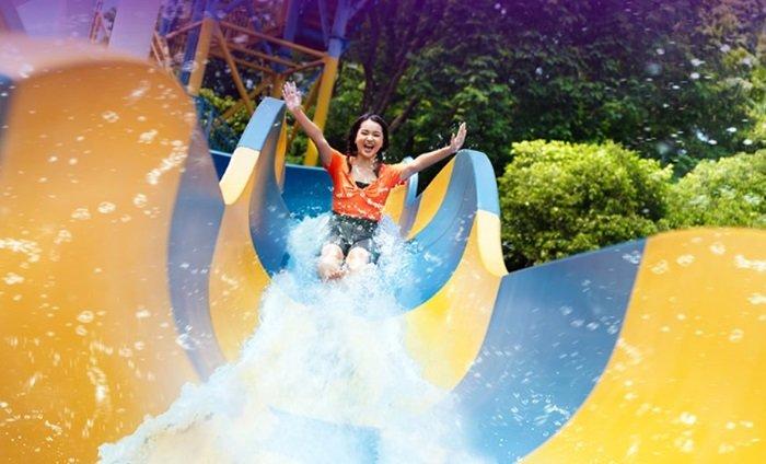 Pengunjung nyobain wahana prosotan di Atlantis Ancol.