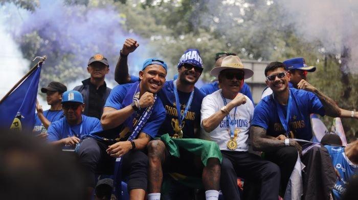 UMUH KONVOI - Manajer Persib Bandung, Umuh Muchtar (kaus putih), saat konvoi Persib Bandung juara, Minggu (25/5/2025).