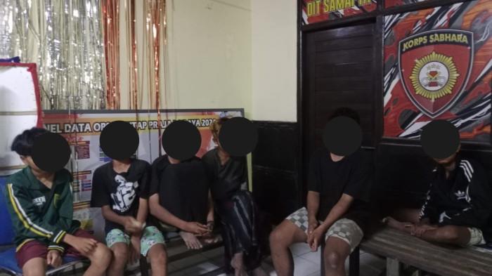 BONEK DIAMANKAN - Polsek Cileunyi berhasil mengamankan enam pendukung Persebaya atau Bonek yang berusaha masuk menuju Bandung, untuk nantinya menyaksikan laga Persib vs Persebaya.