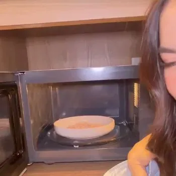 Anti Gagal! Mahalini Bagikan Tips 'Goreng' Kerupuk Pakai Microwave